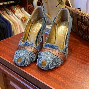 Denim and leather peep toe pumps